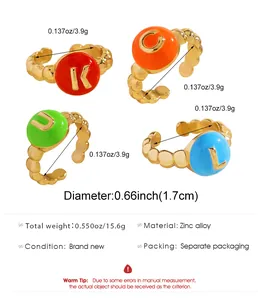 Vista dettagliata degli anelli con lettere Luck in lega di zinco colorata con specifiche.