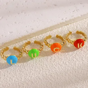 Vista dettagliata degli anelli colorati LUCK con eleganti fasce di perline in oro