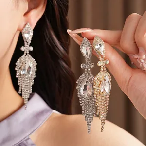 Boucles d'oreilles élégantes à pampilles en strass dorées et argentées, look vintage chic.
