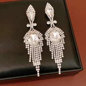 Élégantes boucles d'oreilles pampilles argentées avec strass goutte d'eau style vintage