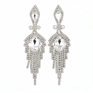 Boucles d'oreilles élégantes en argent avec cristaux en goutte et pompons en strass.