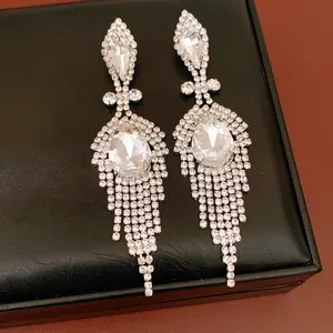 Vue détaillée de boucles d'oreilles pendantes à pampilles avec strass brillants.