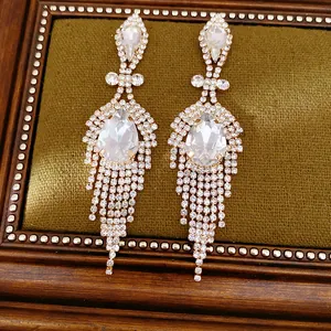 Boucles d'oreilles pendantes à pampilles en strass style vintage avec finition de luxe