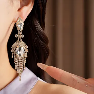 Vue détaillée de boucles d'oreilles pendantes de luxe avec franges étincelantes