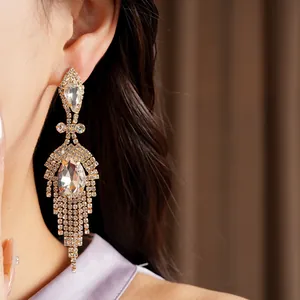 Gros plan détaillé de boucles d'oreilles à pampilles en strass portées par un mannequin