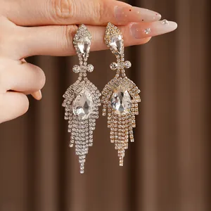 Vue détaillée de boucles d'oreilles goutte d'eau de luxe avec franges en strass