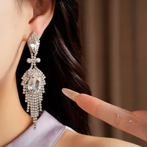 Vue détaillée de boucles d'oreilles pendantes en argent avec des cristaux brillants