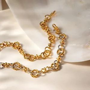 Detalle de una pulsera de cadena gruesa bicolor en tono oro y plata