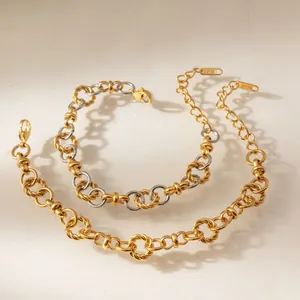Primer plano de pulseras de cadena de eslabones vintage en tonos oro y plata