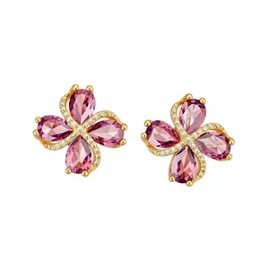 Elegantes pendientes de trébol bañados en oro de 18 quilates con circonitas rosas en forma de pera