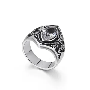 Bague vintage pour hommes en acier avec pierre marquise et motifs punk rétro sculptés.