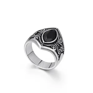 Bague punk vintage en acier titane avec pierre noire marquise et motifs ciselés