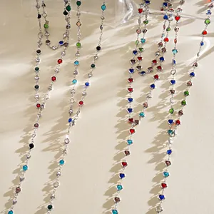 Vue détaillée des cristaux colorés en forme de cœur et ronds sur chaînes en argent