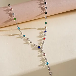 Détails d'un collier style dopamine d'été avec cristaux colorés et maillons en cœur