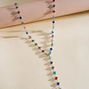 Vue détaillée d'un collier long en forme de Y avec des cœurs en cristal colorés