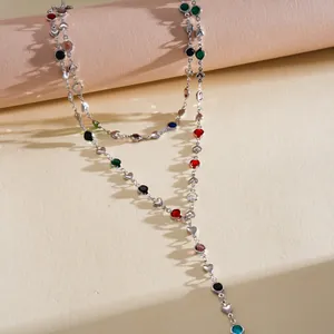 Vue détaillée du collier argenté en Y orné de cristaux colorés en forme de cœur et ronds.