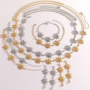 Primo piano di set di gioielli a forma di sole in oro e argento con motivi a spirale e cristalli