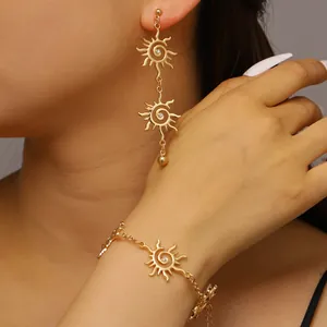 Primo piano di un set di gioielli vintage a forma di sole dorato con orecchini e bracciale