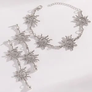 Vista dettagliata del set di gioielli a forma di sole in argento con orecchini e bracciale