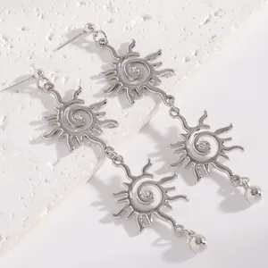 Dettaglio orecchini pendenti a spirale sole argento vintage con cristalli e sfera