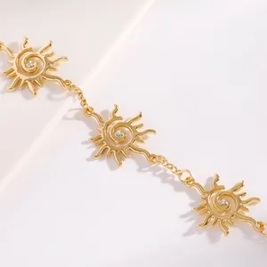 Dettaglio ravvicinato della collana a catena a vortice solare dorata con cristalli chiari