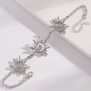 Vista dettagliata di un bracciale a vortice solare argento con cristalli lucidi.