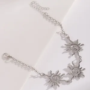 Dettaglio della collana con pendente a vortice di sole argento e cristallo
