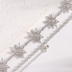 Vista dettagliata della catena da vita vintage in argento con motivi a vortice solare.