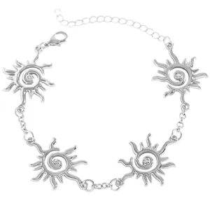 Dettaglio macro di una collana vintage a spirale solare con finitura in argento