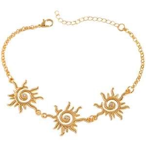 Elegante bracciale con ciondoli a spirale solare dorati e delicati centri in cristallo