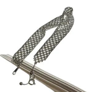 Elegantes silbernes Metallnetz-Wickelarmband mit minimalistischem Gitterdesign