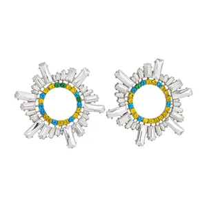 Orecchini geometrici esagerati con cristalli colorati e strass a baguette scintillanti.