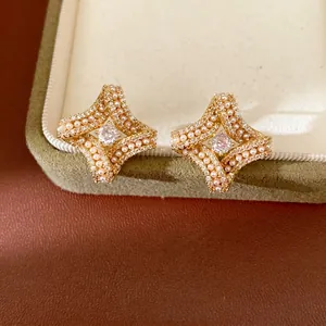 Boucles d'oreilles perles forme losange torsadée plaqué or 18 carats avec zircon