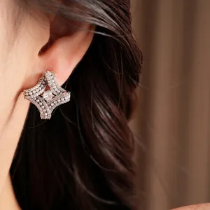 Boucles d'oreilles élégantes plaquées or 18 carats en perles avec pierres de zircon