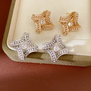Élégantes boucles d'oreilles en argent plaqué or 18 carats avec perles et zircons cubiques