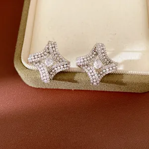 Vue détaillée de boucles d'oreilles losanges élégantes dorées 18K avec perles et zircons