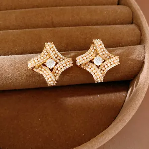 Vue détaillée des boucles d'oreilles losanges plaquées or 18 carats avec perles et zircon