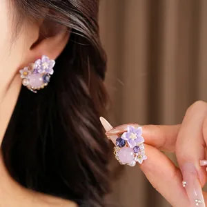 Orecchini a bottone a fiore in resina viola con zirconi e perno in argento (83)