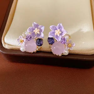 Eleganti orecchini a lobo con fiori in resina viola, zirconi e perle in scatola regalo