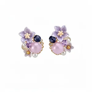 Eleganti orecchini a lobo a fiore in resina lavanda con cristalli colorati e perle