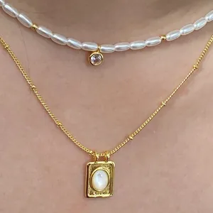 Collana dorata a strati con perle, ciondolo in zircone e charm quadrato in conchiglia