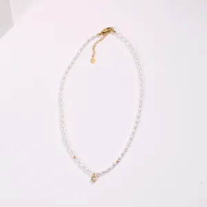 Collana minimalista con perle di riso, sfere dorate e pendente tondo in zircone lucido