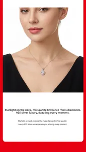 Gros plan d'un collier en argent 925 avec pendentif en moissanite ovale serti en halo