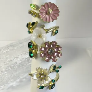 Set de 4 anillos de flores doradas con margaritas de esmalte rosa y perlas finas