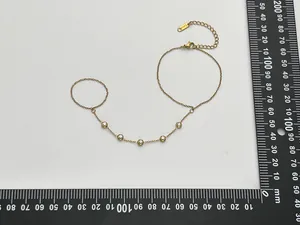 Vue détaillée du bracelet bague plaqué or 18K avec zircons et règle de mesure