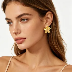 Orecchini A Lobo Fiore Acciaio Inossidabile Placcato Oro 18K Cinque Petali Strutturati Gioielli Di Moda Donna