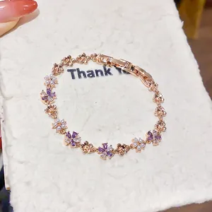 Bracelet exquis en or rose orné de fleurs en zircon violet et de perles blanches