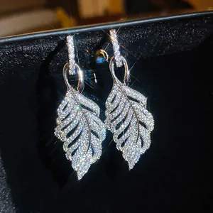 Elegante glinsterende zirkonia blad oorbellen met zilveren naalden voor een luxe look