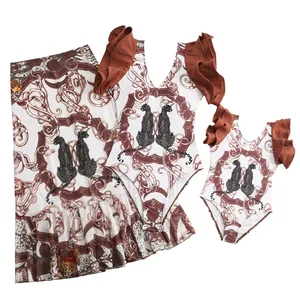 Dettaglio del costume intero genitore-figlio con stampa leopardata barocca e volant