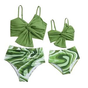 Set bikini coordinati madre e figlia in verde oliva con slip a vita alta stampa marmorizzata